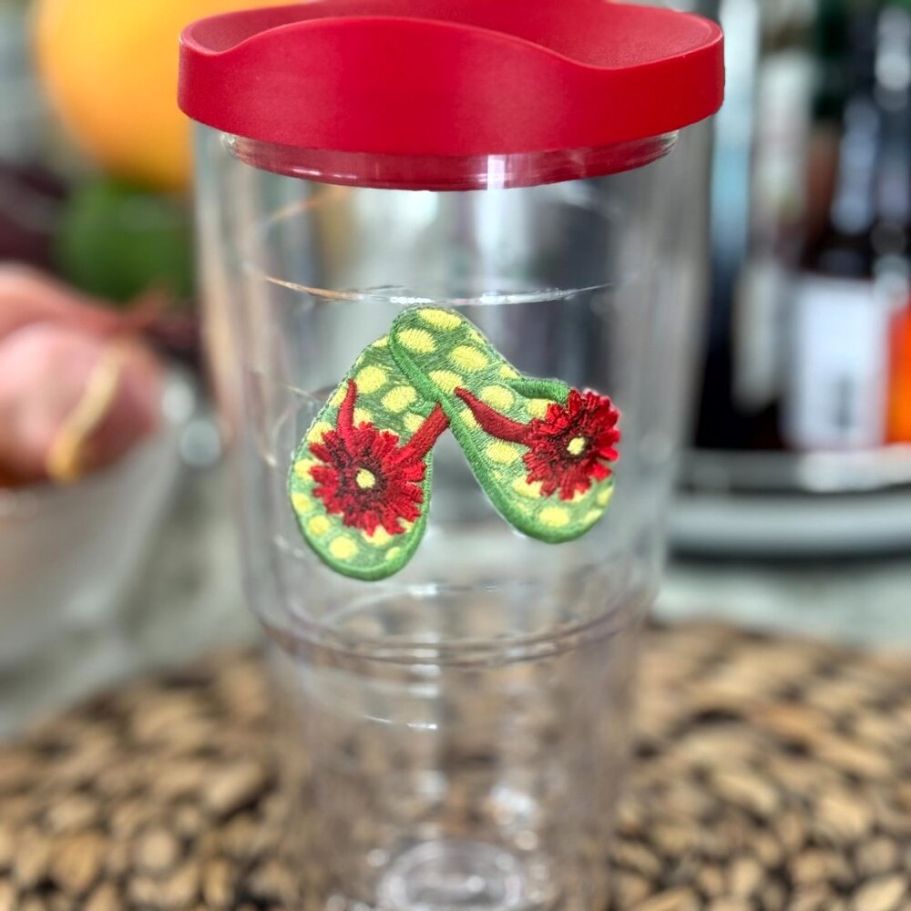 Tervis Tumbler Insulated 24 oz Beach Flip Flops With Red Lid EUC Yellow Green